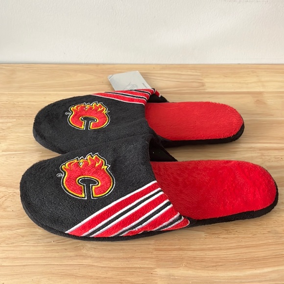 NHL | Calgary Flames Slippers - Picture 2 of 3